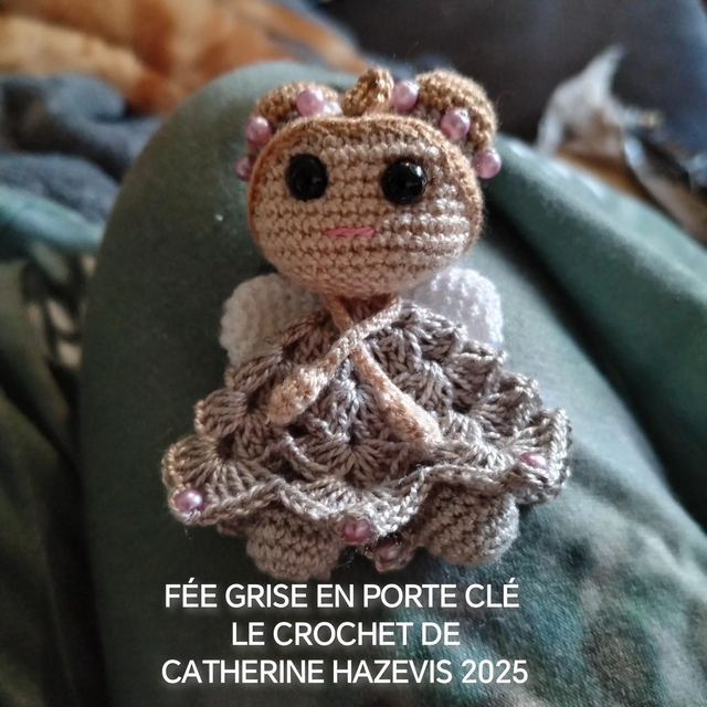 2025 FÉE GRISE EN PORTE CLÉ 