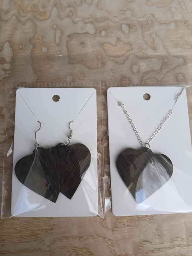 Parure cœur en bois de chêne des marais – boucles d’oreilles + pendentif