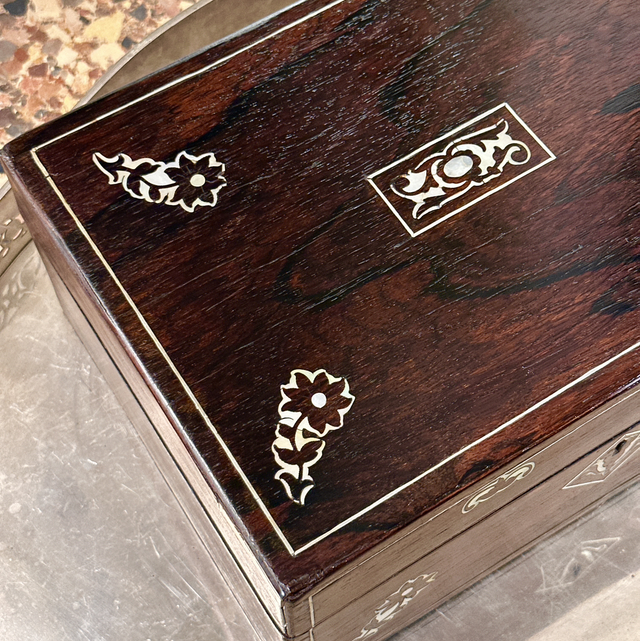 Caixa de costura victoriana em Pau Santo e Madrepérola