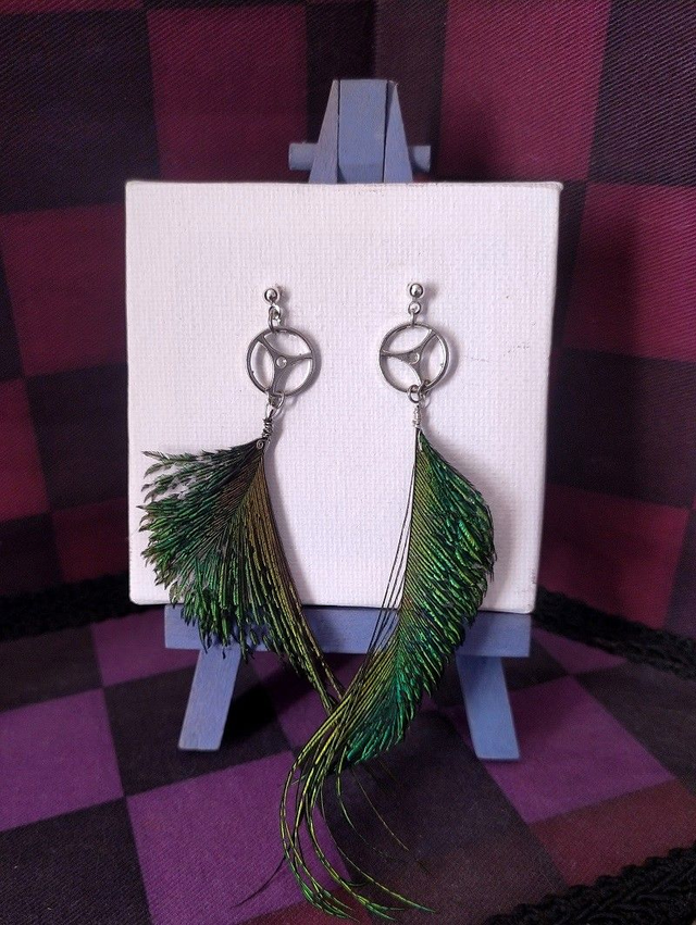 Clous d'oreilles argenté plumes de paon vertes et breloques 2
