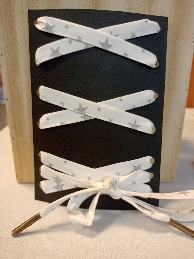 Paire de lacets étoiles grises sur fond blanc