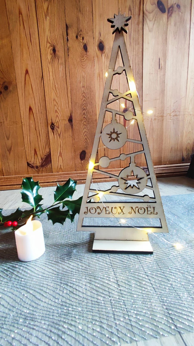Sapin de Noël en bois géométrique découpé et gravé au laser