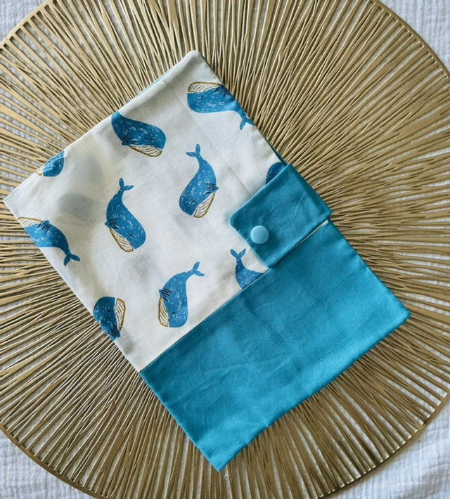 Protège carnet de santé en coton modèle « baleineau »