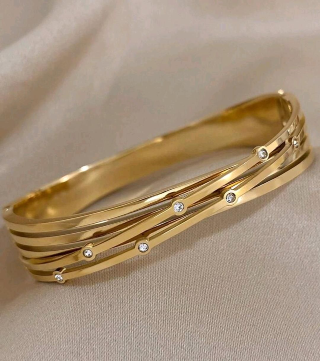 Stunning 18K Yellow Gold Plated Bangle.