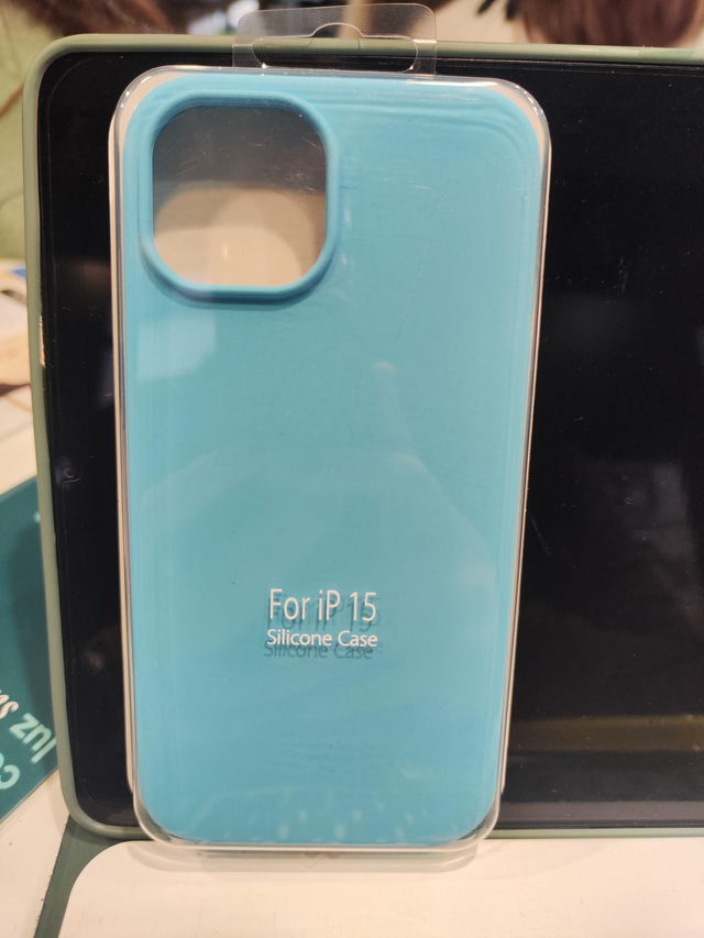 Funda iPhone 15 silicona suave bordes reforzados 