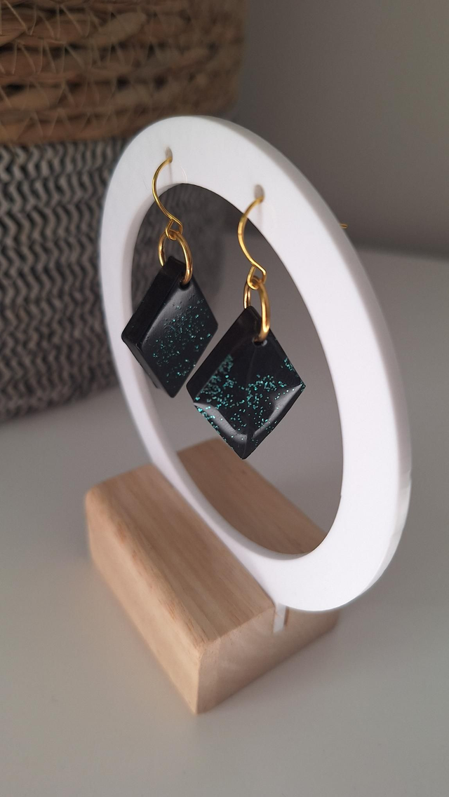 Boucles d&#039;oreilles losanges noirs à paillettes turquoises 