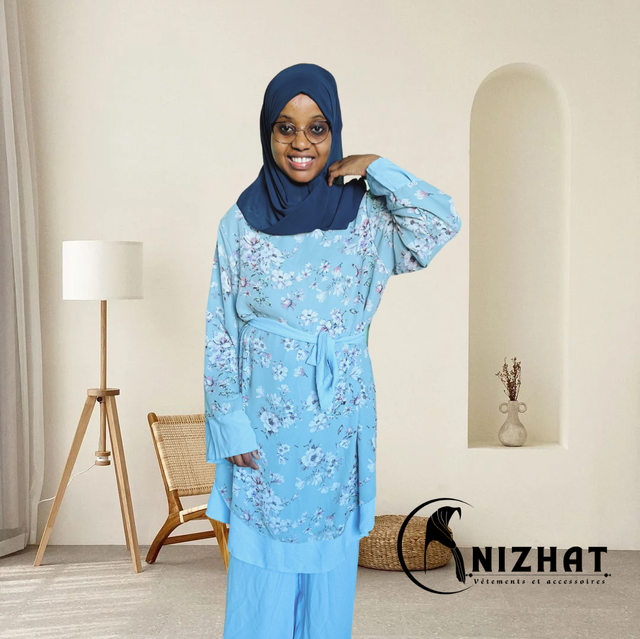 Tenue composée d'un haut long à motifs floraux et d'un pantalon large couleur bleu 