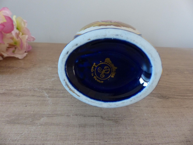 Ancien vase soliflore bleu cobalt et doré en porcelaine, aiguillère carafe romantique scène galante France, cadeau couple, décoration maison