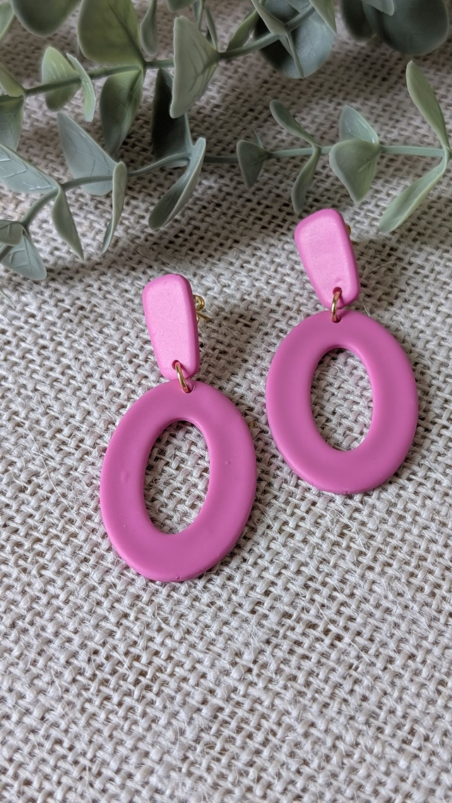 Boucles d&#039;oreilles roses en pâte polymère