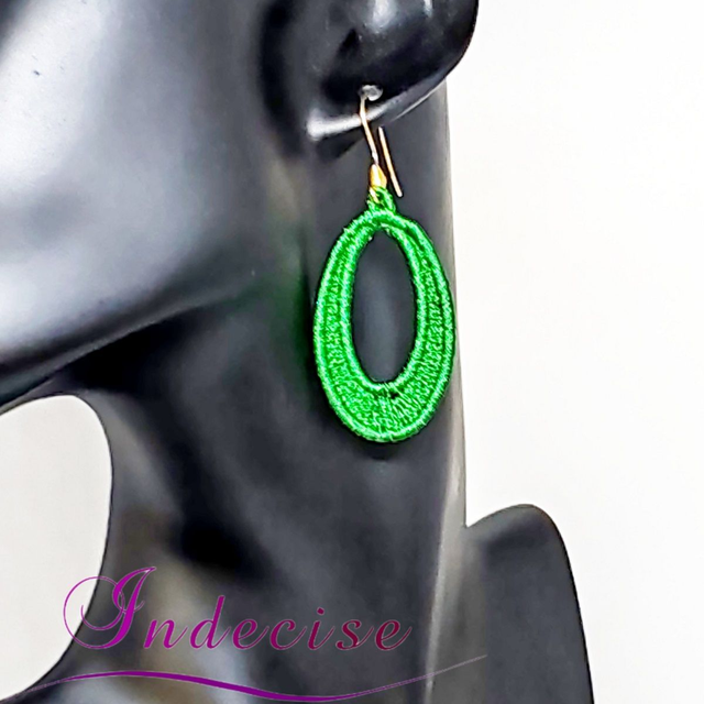 Boucles d'oreilles vert sapin, broderie en machine - Créations issues de l'artisanat français par Indecise