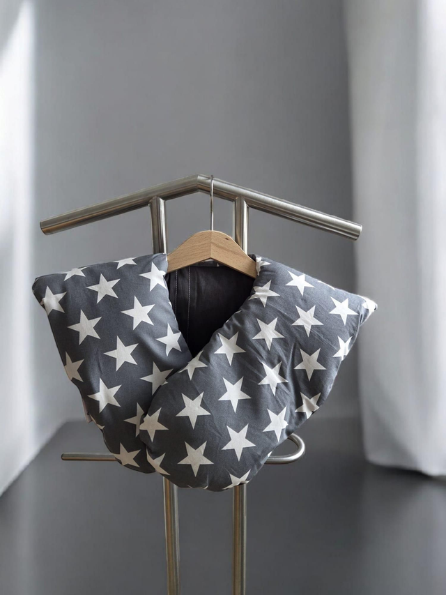 Schulterkissen " grau mit weißen Sternen "