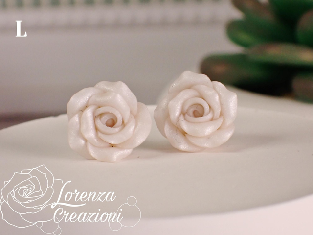 Orecchini a lobo rose bianco perla