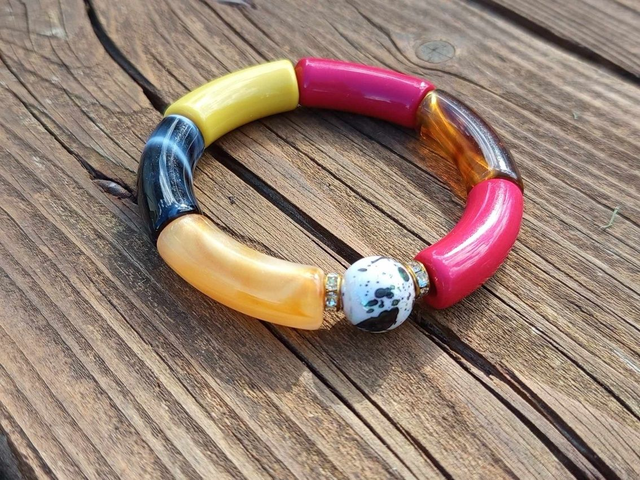 Bracelet perles tubes incurvées acrylique Uma Aagneya