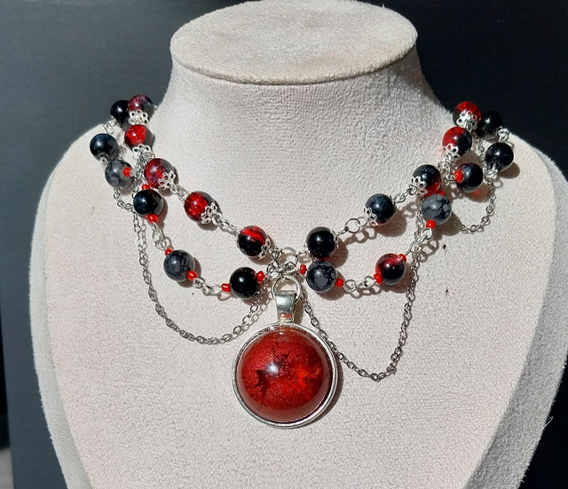 Collier cosmique rouge – Cœur de Nova