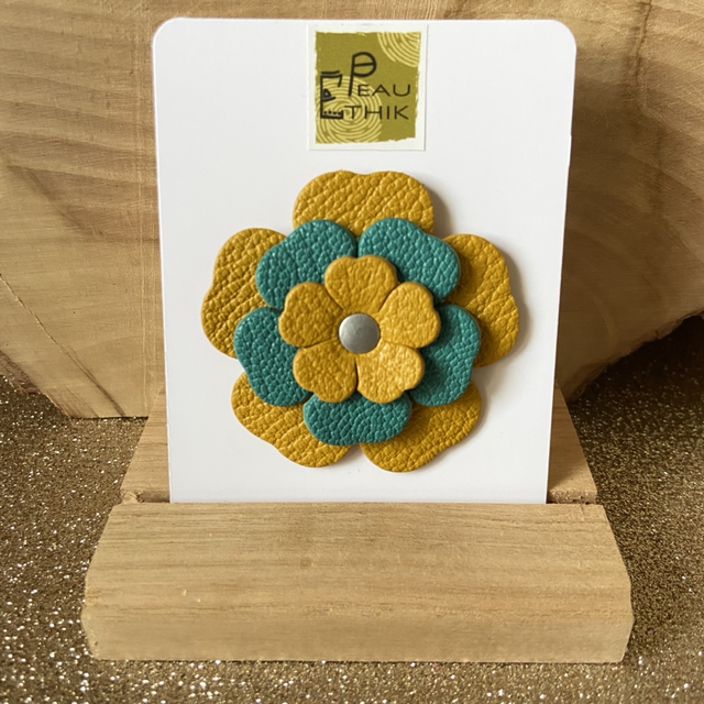 Broche fleur cuir