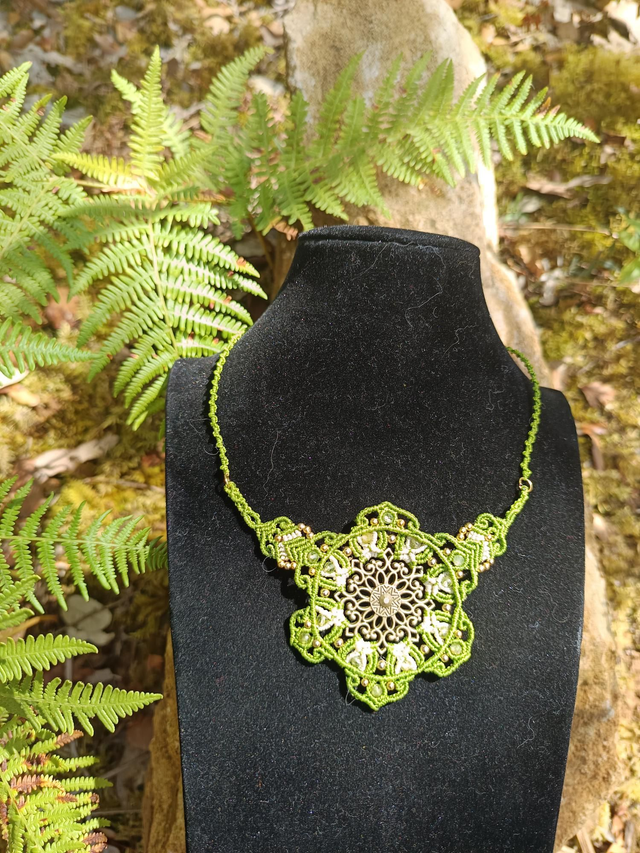Collier mandala vert et jaune pâle 