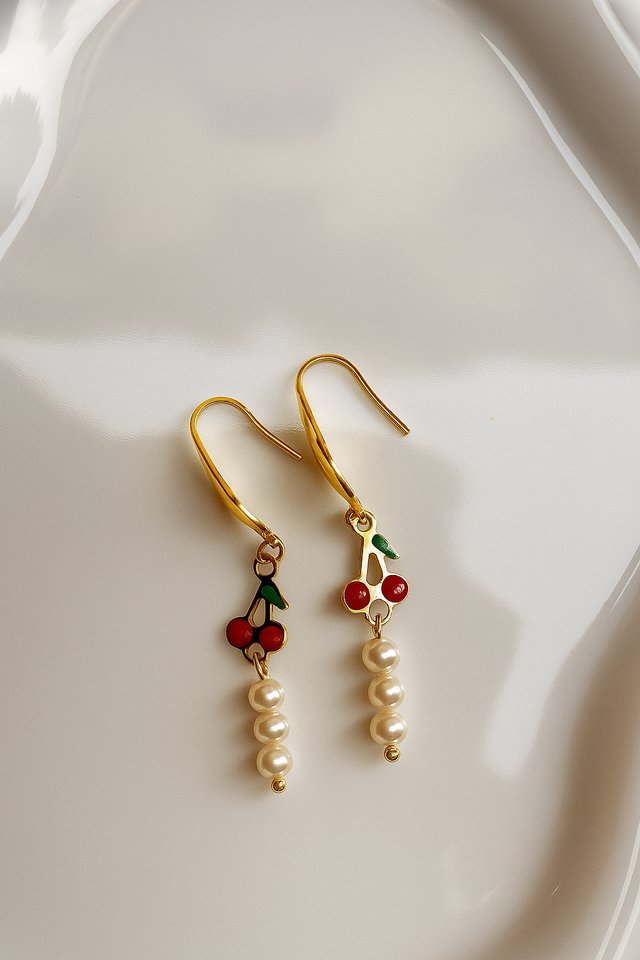 Orecchini interamente in argento placcato oro, ciliegine in smalto colorato e perle AAA