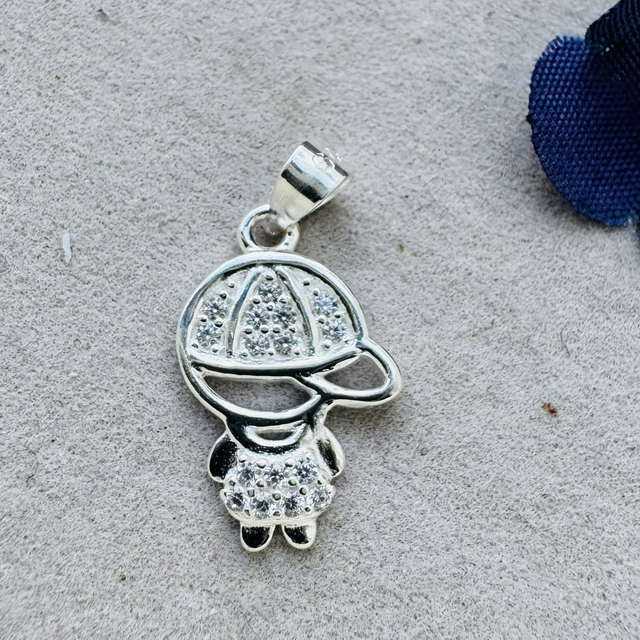 Pingente menino de boné cravejado 