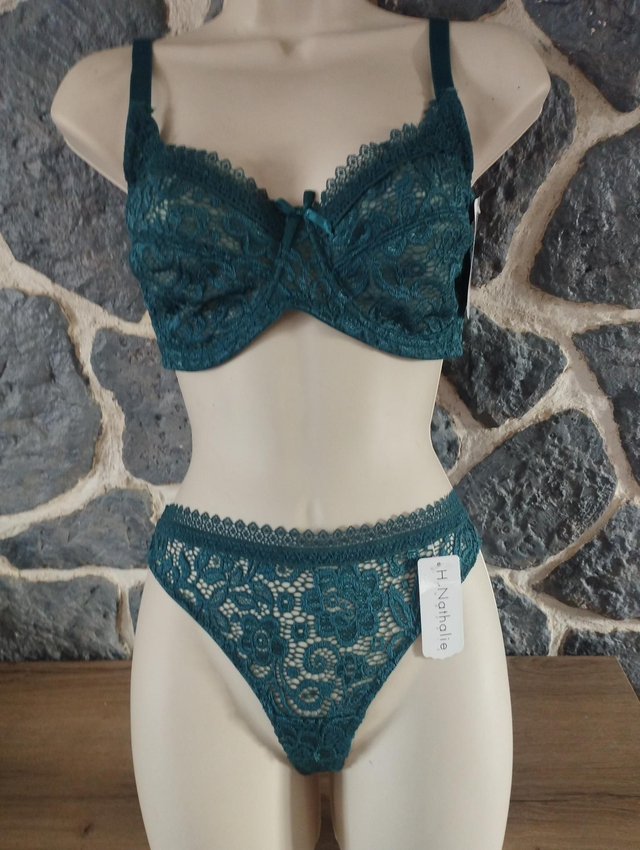 Ensemble 90C avec armatures sans rembourrage. Tangas en M ou XL