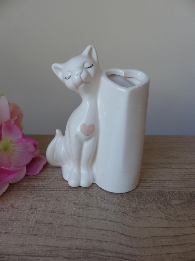 Vase en céramique chat blanc avec coeur rose, chat rétro shabby chic, figurine chat d'amour décoration maison de campagne cadeau collection