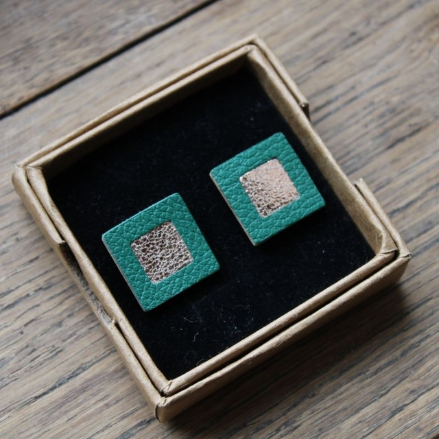 Boucles d’oreilles puces cuir carré