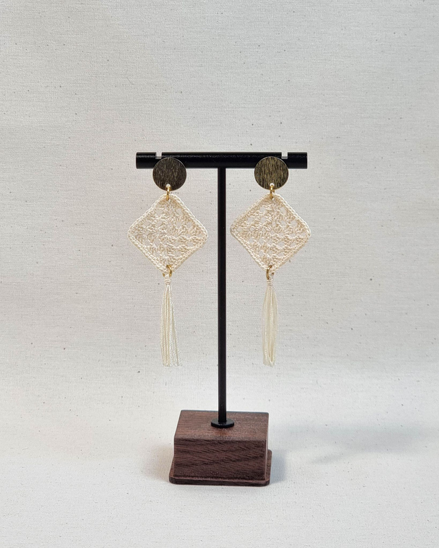 Kvačkani uhani bež