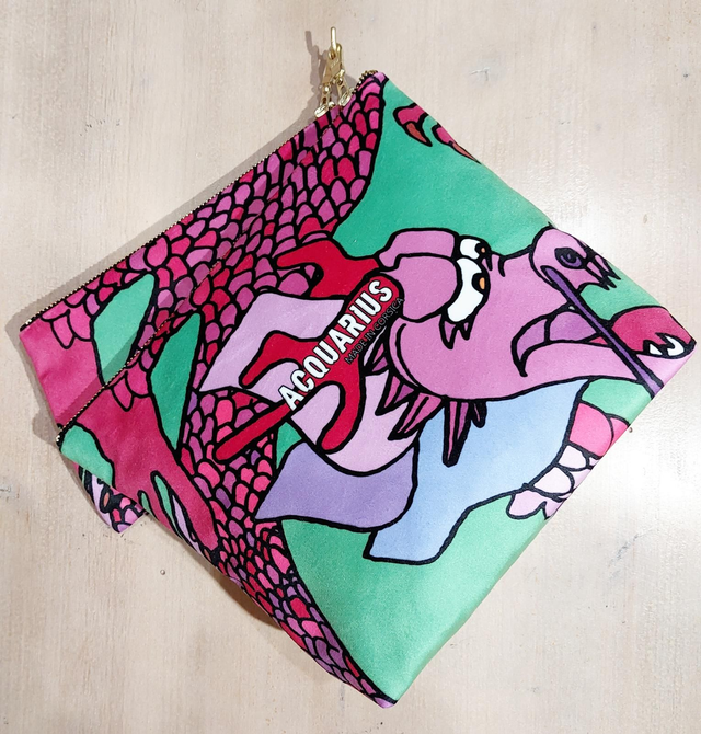 Tatsu Vert. Pochette et trousse en velours.