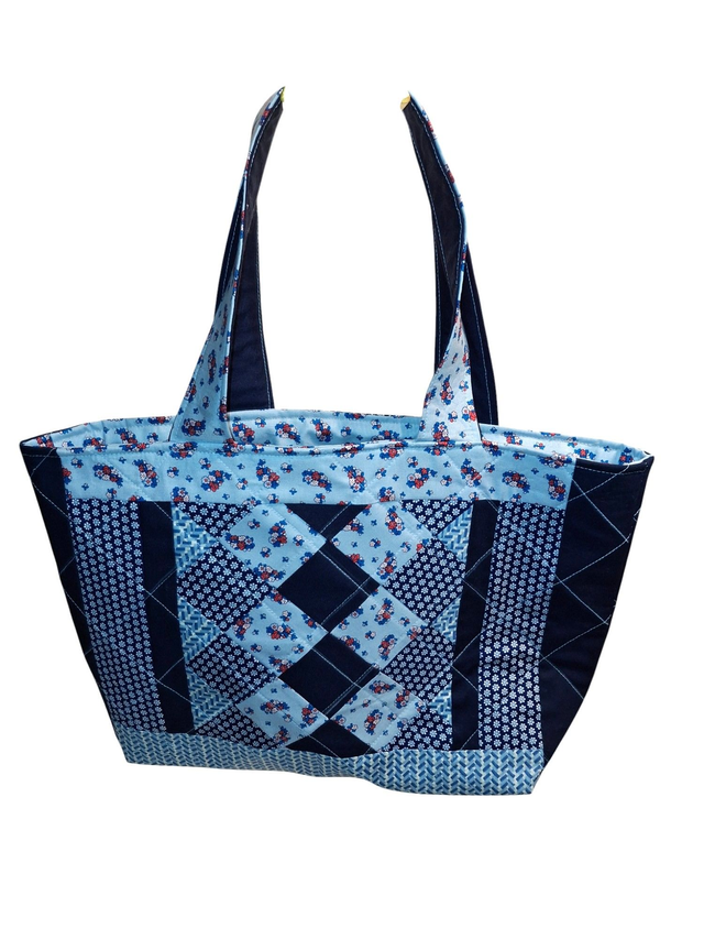 Bue daisy tote bag made with quilted fabrics