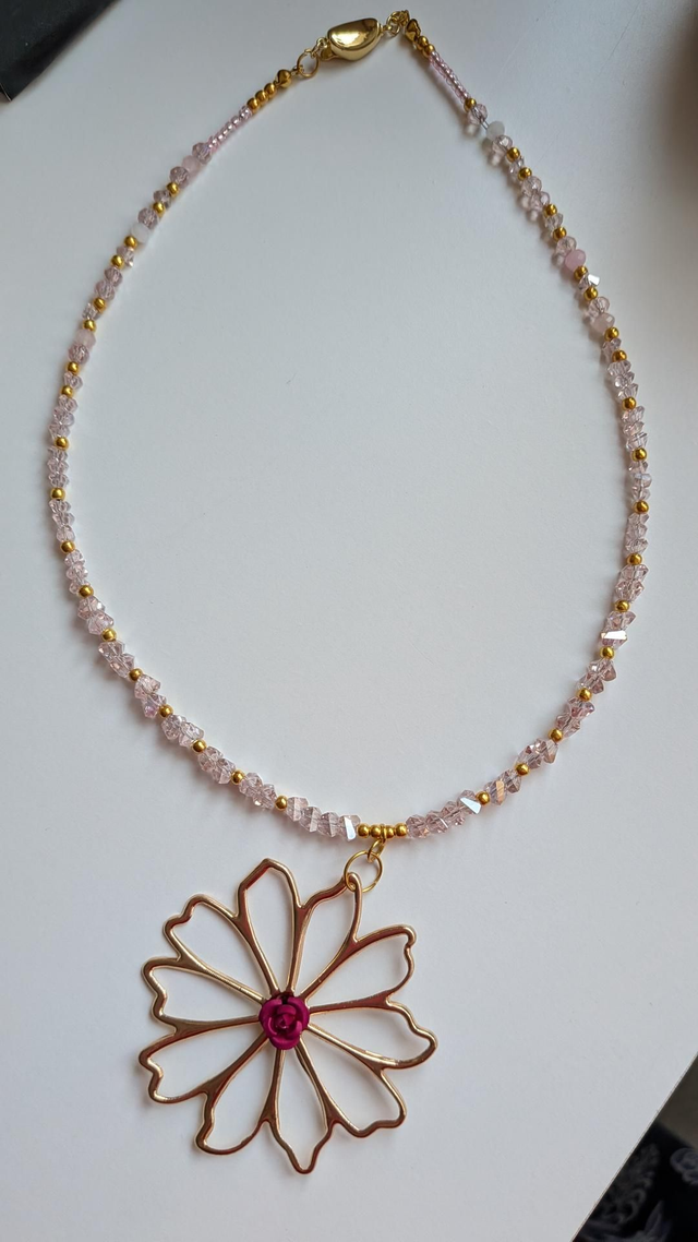 Daisy beaded necklace