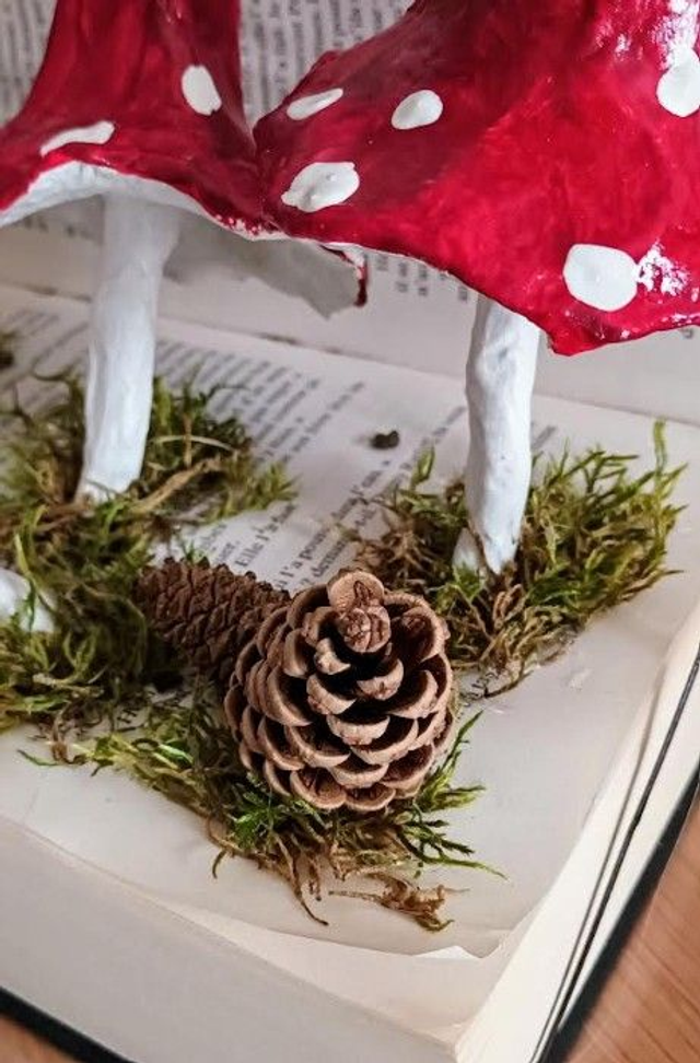 LIVRE DE CHAMPIGNONS, fait main en papier mâché, décoration original pour Noël, cadeau unique, 20 cm de haut
