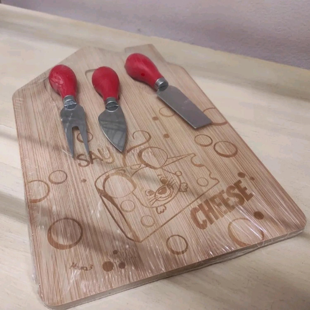 Set tagliere con coltello formaggi