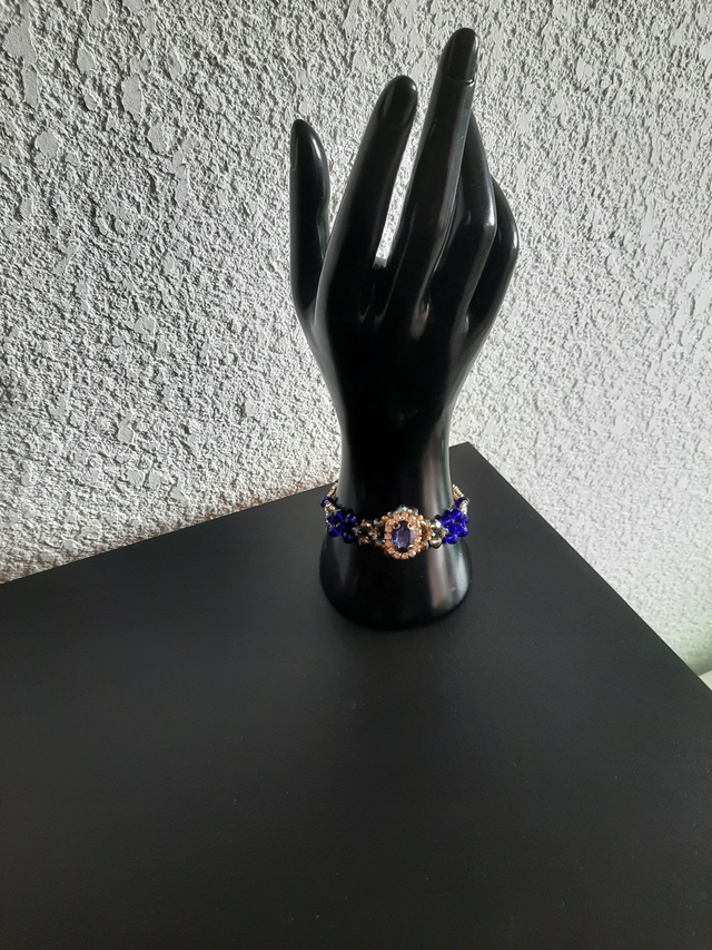 bracelet inoxydable en perle  cristal , inoxydable cadran strass imite amethyst , fermoir OT doré		