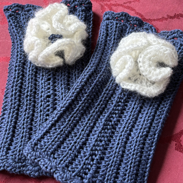 Pulswärmer blau mit weißer Blüte