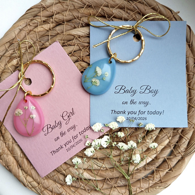 Kolorowy breloczek z kwiatami gipsówki 