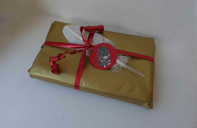 étiquettes cadeaux carrées et rondes avec boules et sapins