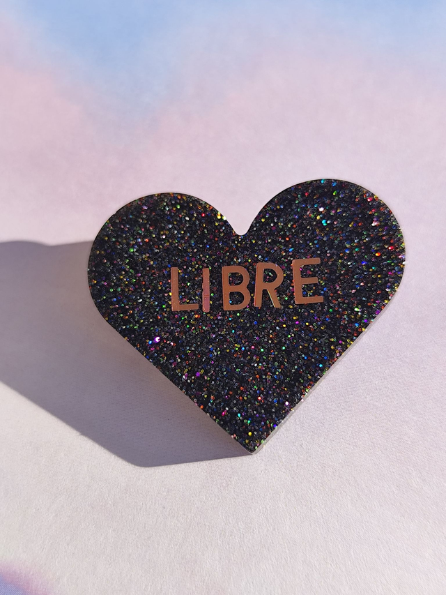 Broche cœur à paillettes S - message : LIBRE