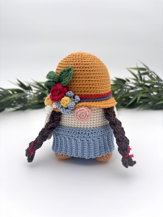 Lady gardener gnome