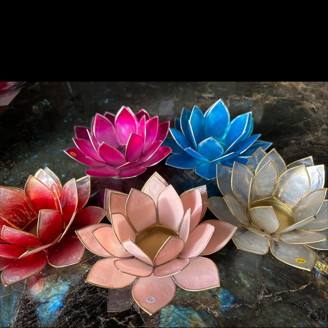 Bougeoir Fleur de lotus blanc, en capiz (coquillage apparenté à l'huître) et métal doré :