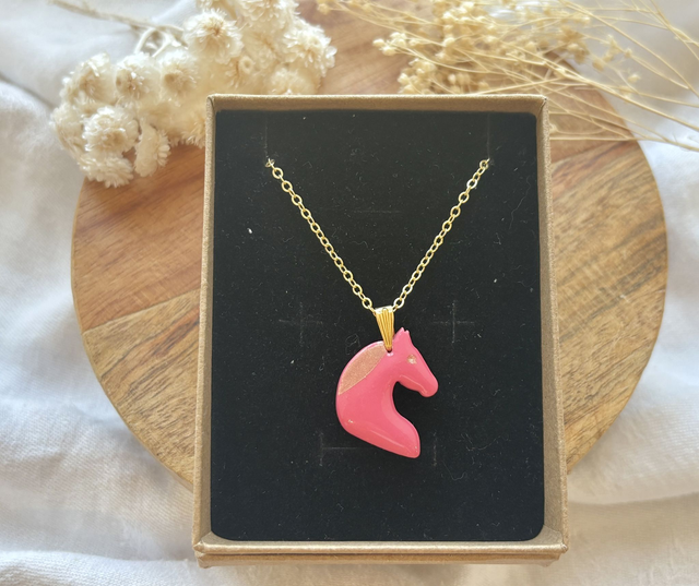 Collier cheval rose