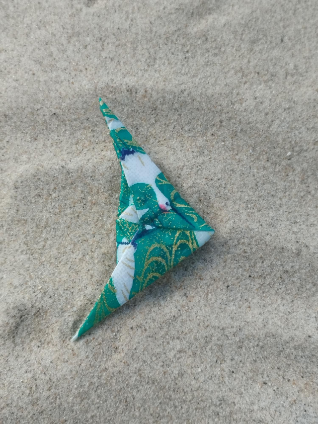 Broche cerf-volant émeraude motif grue