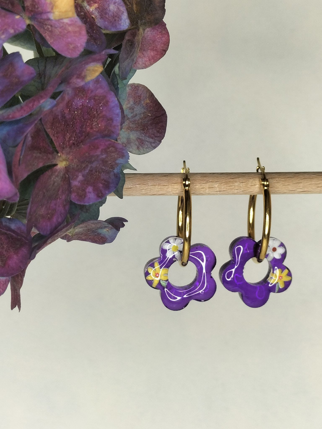 Boucles créoles et pampilles fleurs violettes