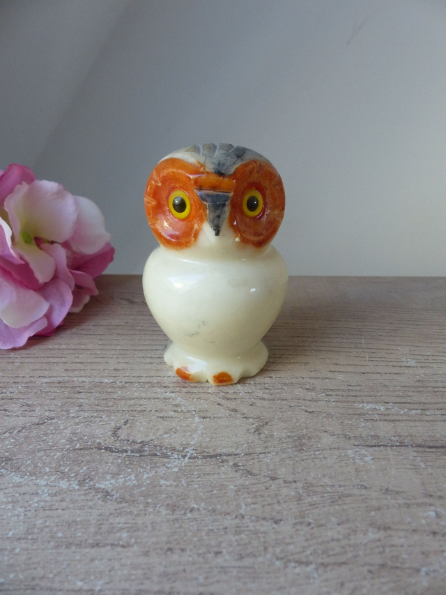Statuette de chouette en pierre albâtre sphérique orange sculptée à la main, chouette presse papier en pierre décoration bureau vintage