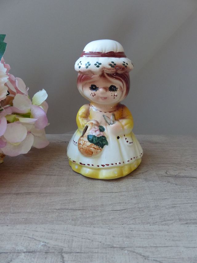 Dévidoir à ficelle vintage en céramique – Grand-mère au chapeau – Déco originale pour cuisine ou bureau – support pour ficelle et ciseaux