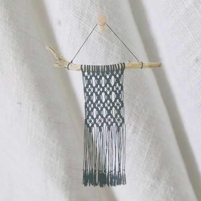 Macramé mural noir sur bois flotté 