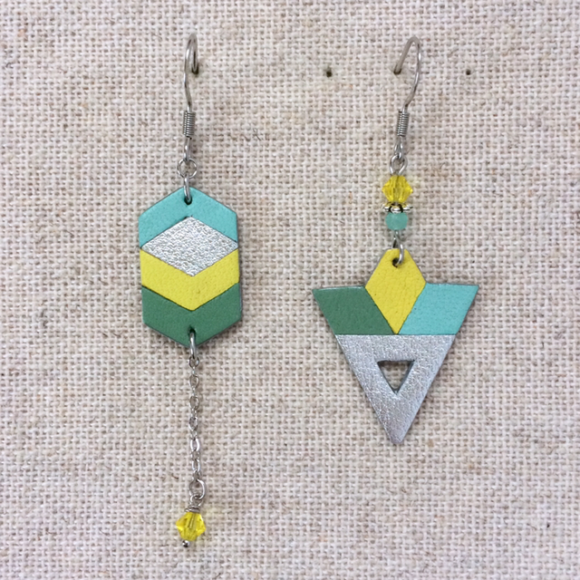 Boucles d’oreilles « Arioso » asymétriques, argentées, cuir vert d’eau, argenté, jaune citron et vert lichen