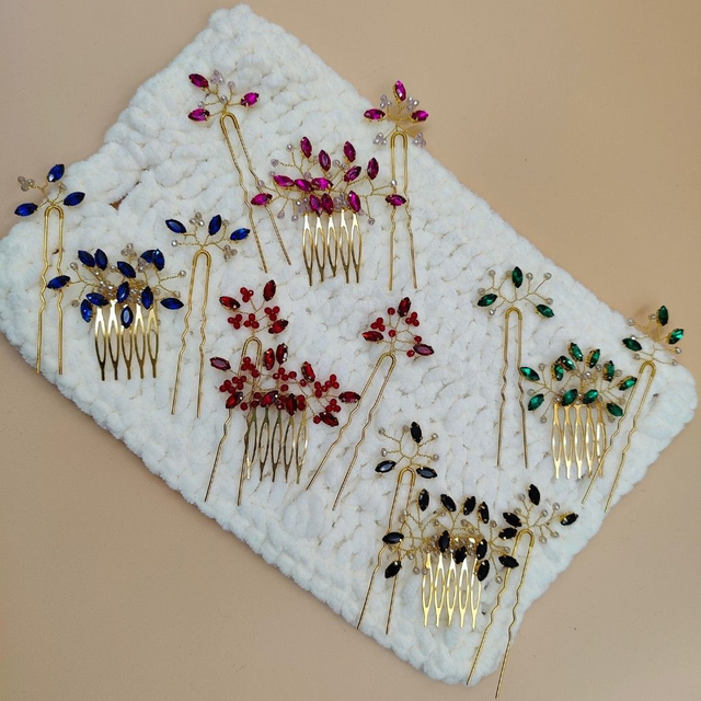  Parure cheveux dorée avec peigne et épingles assortis - Strass rose, bleu, vert, rouge ou noir