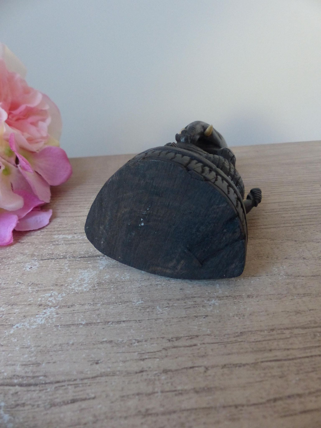 Statuette artisanale de Ganesh en bois marron foncé sculpté à la main – Sculpture hindouiste décorative, symbole de chance et de protection