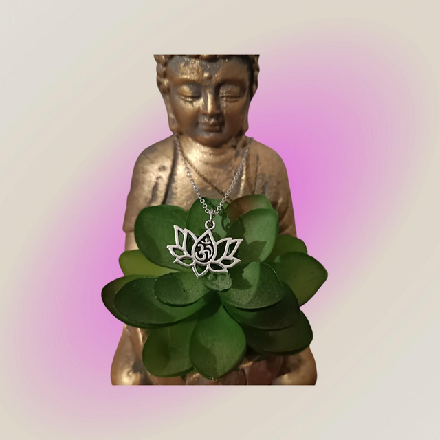 Collier Lotus symbole OM au centre 