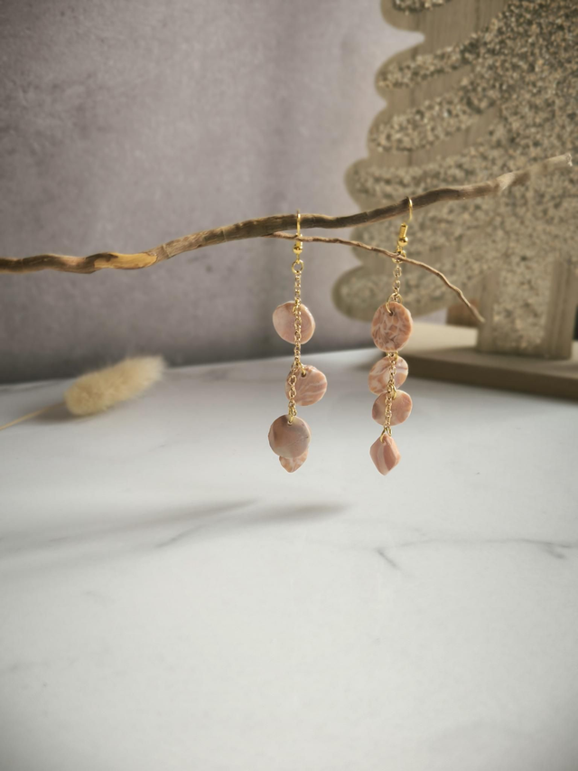 Boucles d'oreilles pendantes déesse écrues 