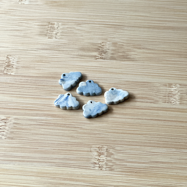 Collier Nuage en Céramique – Fait Main – Chaîne Inoxydable 45+5 cm – Pendentif Unique et Aléatoire – Bijou Poétique fait main en Île-de-France